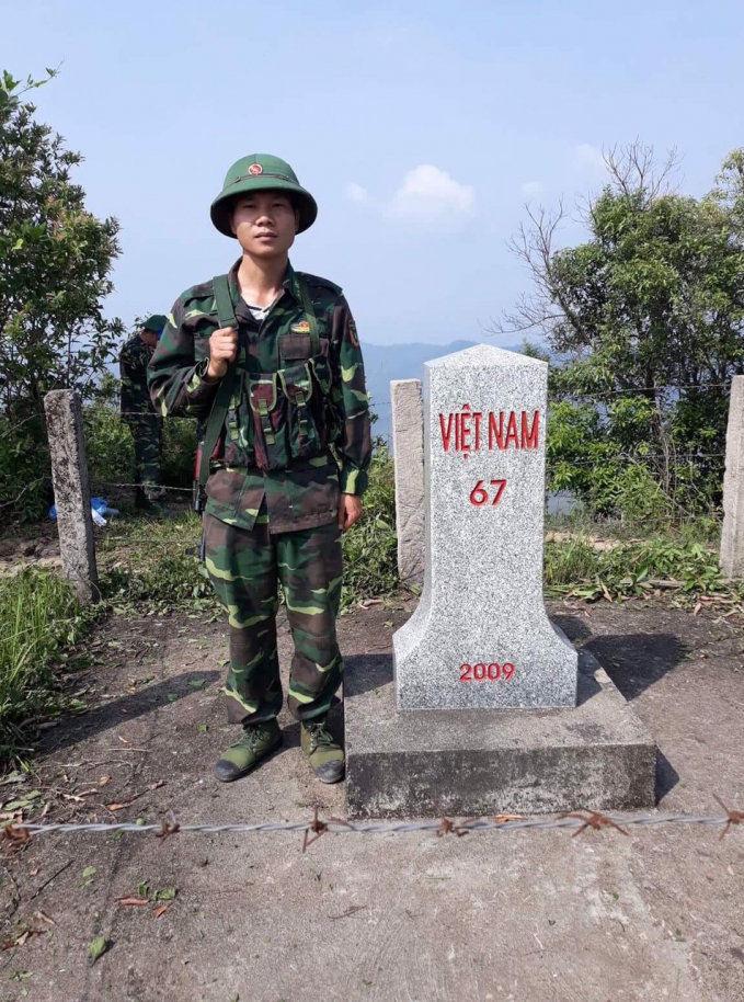 Nguyễn Mạnh Toàn trong một chuyến tuần tra biên giới. Ảnh: PV.