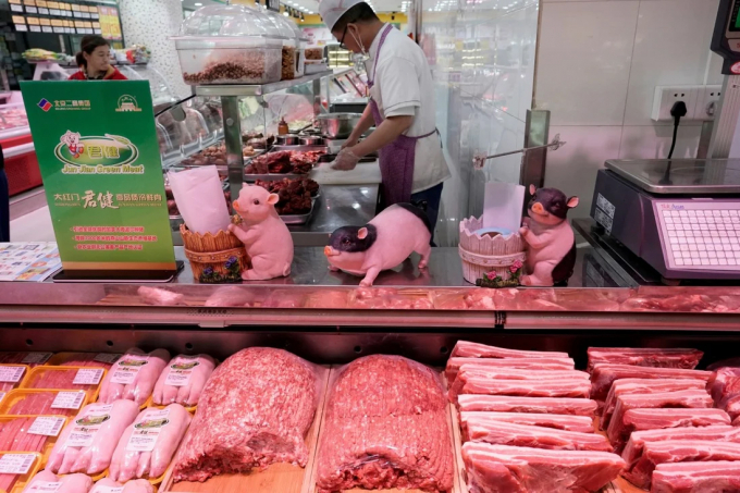 Các mặt hàng từ thịt lợn Mỹ nhập khẩu bày bán trong một siêu thị Trung Quốc. Ảnh: Reuters.