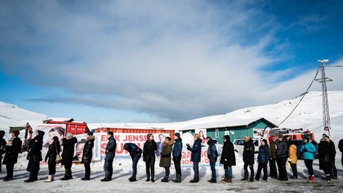 Người dân Greenland xếp hàng đi bỏ phiếu. Ảnh: Reuters.