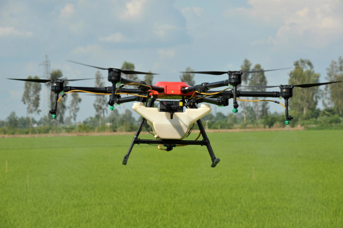 Hiện nay, drone giá bán còn khá cao, từ 534 - 609 triệu đồng/máy nên chủ yếu chỉ nhằm đến các đối tượng nông dân có diện tích ruộng lớn. Ảnh: Lê Hoàng Vũ.