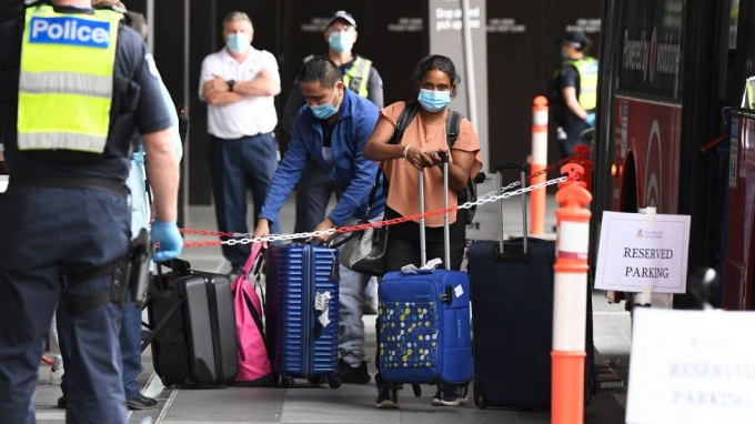 Công dân Australia có gốc gác nước ngoài làm thủ tục nhập cảnh về nước. Ảnh: Getty Images.