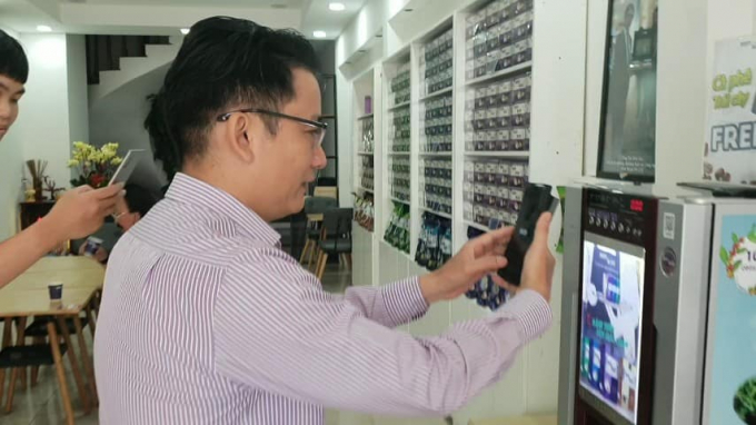 Consumers are scanning QR code to buy coffee in Meet More coffee shops chain in Vietnam.