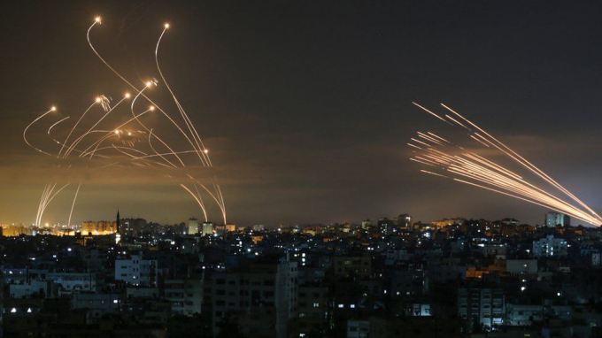 Hệ thống tên lửa Vòm sắt của Israel khai hỏa đánh chặn hỏa tiễn của Hamas làm sáng rực bầu trời đêm ở Israel. Ảnh: Getty Images.