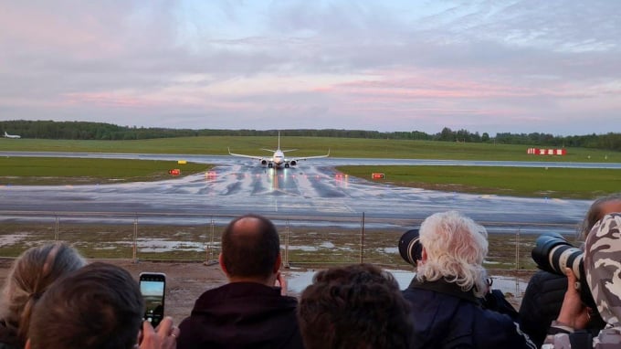 Chiếc may bay của hãng Ryanair hạ cánh an toàn xuống sân bay ở Vilnius (Litva). Ảnh: Reuters.