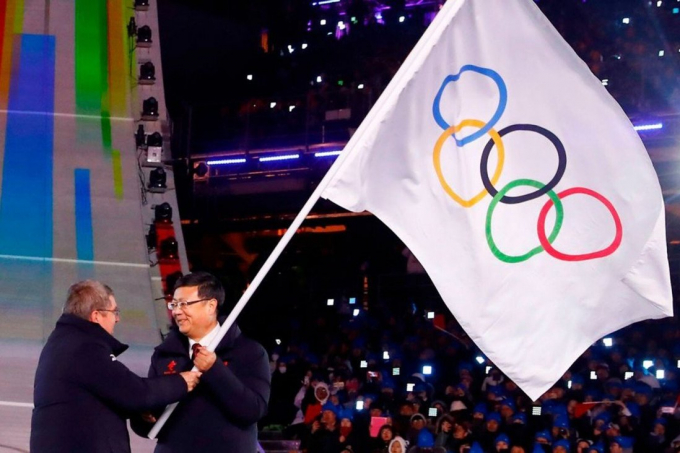 Chủ tịch Ủy ban Olympic quốc tế Thomas Bach (bên trái) trao cờ đăng cai Thế vận hội Olympic mùa đông 2022 cho Thị trưởng Bắc Kinh Chen Jining. Ảnh: AFP.