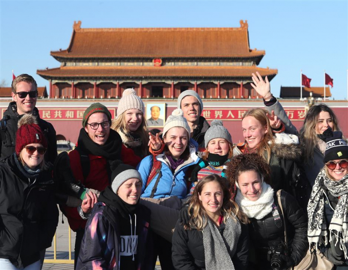 Giới trẻ phương Tây du lịch khám phá Trung Quốc. Ảnh: Shanghai Daily.