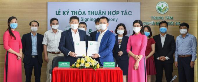 The agreement signing ceremony to help farmers apply 4.0 technology in husbandry on the morning of July 22nd. Photo: Tung Dinh.