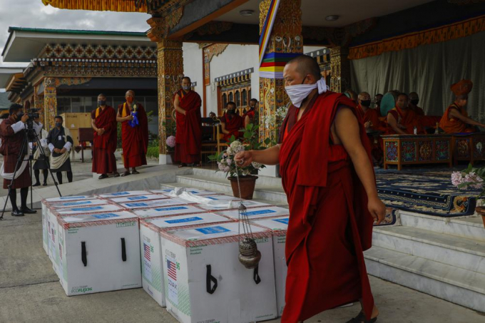 Một nhà sư làm lễ trong lễ nhận lô vacxin Moderna tại sân bay quốc tế Paro ở Bhutan. Ảnh: UNICEF.