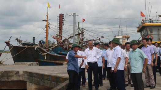 Deputy Minister of Agriculture and Rural Development Phung Duc Tien inspected the infrastructure of Ninh Co Fishing Port before categorizing the fishing port as a Class I in October 2020. Photo: MC.