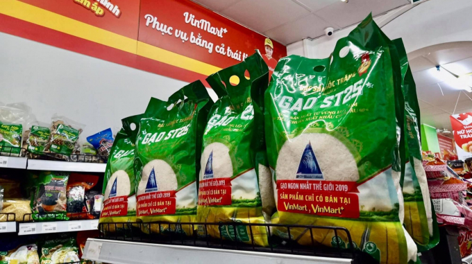 Bags of ST25 rice on shelves in supermarket.
