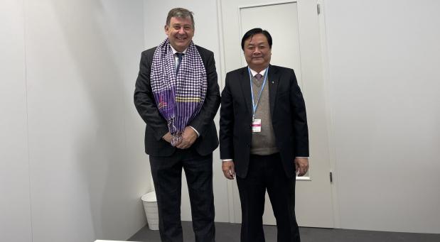 Minister Le Minh Hoan presented gifts and took souvenir photos with Mr. Chris Carson, Head of the New Zealand delegation at COP26. Photo: Anh Tuan.