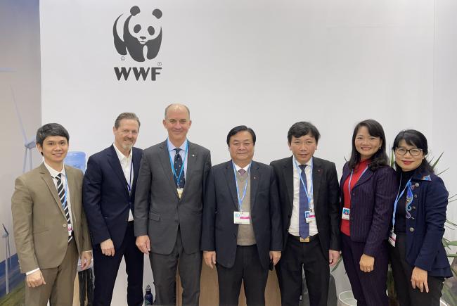 Bộ trưởng Lê Minh Hoan cùng Đoàn công tác Bộ NN-PTNT chụp ảnh lưu niệm cùng ông Roberts Carter, Chủ tịch kiêm Giám đốc điều hành Tổ chức Quốc tế về Bảo tồn Thiên nhiên (WWF) tại COP26. Ảnh: Anh Tuấn.