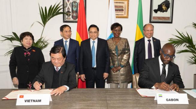 Bộ trưởng Lê Minh Hoan ký kết Ý định Thư giữa Bộ NN-PTNT và Bộ Ngoại giao Cộng hòa Gabon về thúc đẩy hợp tác trong lĩnh vực cà phê. Ảnh: Anh Tuấn.