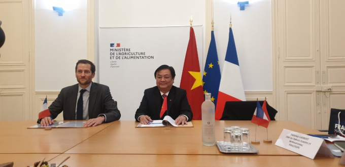 Bộ trưởng Lê Minh Hoan ký Bản ghi nhớ hợp tác về nông nghiệp giai đoạn 2021 - 2023 với Cơ quan phát triển Pháp AFD. Ảnh: Anh Tuấn.