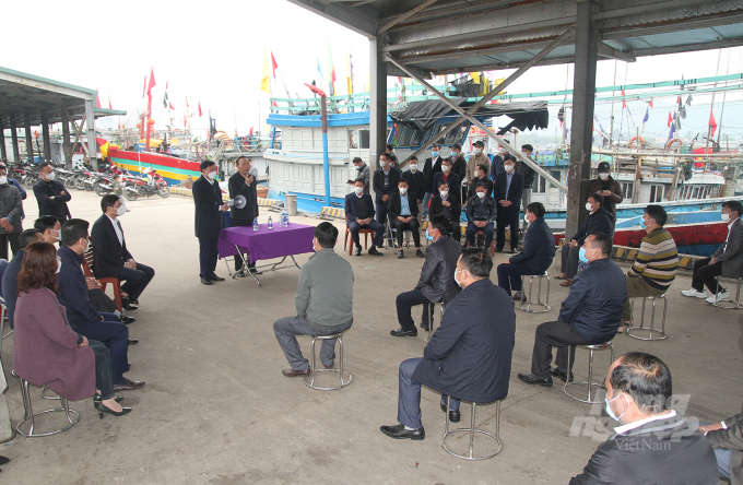 Meeting people at Quynh Phuong Fishing Port, Deputy Minister of Agriculture and Rural Development Phung Duc Tien (right) affirmed: Overcoming difficulties and challenges in 2021, there has been a spectacular breakthrough for the seafood industry. Photo: Viet Khanh.