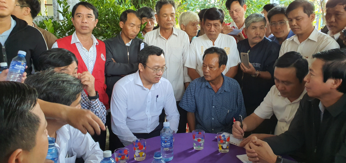 Ông Khuất Việt Hùng, Phó Chủ tịch chuyên trách Ủy ban ATGT Quốc gia hỏi thăm các gia đình nạn nhân tử vong trong vụ lật thuyền. Ảnh: Lê Khánh. 