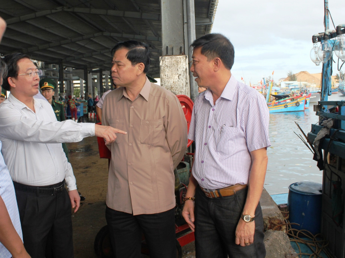 Bộ trưởng Bộ NN-PTNT Nguyễn Xuân Cường (thứ 2 từ phải sang) kiểm tra công tác khắc phục thẻ vàng IUU tại cảng cá Quy Nhơn (Bình Định). Ảnh: Lê Khánh.