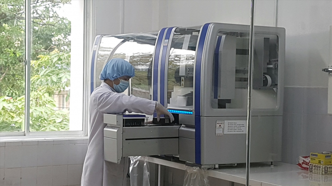 Kỹ thuật viên của CDC Quảng Nam đang thực hiện xét nghiệm trên hệ thống máy xét nghiệm RT-PCR. Ảnh: DL.