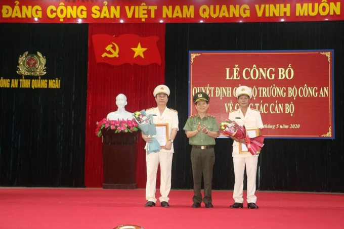 Trung tướng Nguyễn Văn Sơn, Thứ trưởng Bộ Công an trao quyết định bổ nhiệm chức vụ đến Đại tá Phan Công Bình (trái) và Đại tá Nguyễn Thanh Trang. Ảnh: Công an cung cấp.