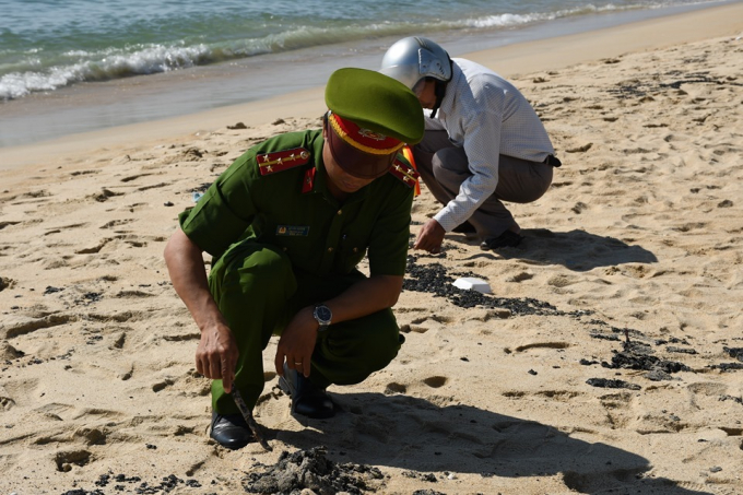 Lực lượng chức năng kiểm tra chất lạ xuất hiện ở bờ biển Quảng Ngãi. Ảnh: Tam Thanh.