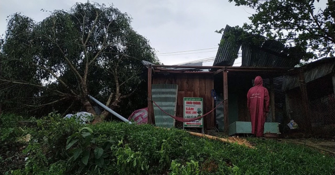 Nhiều nhà dân ở huyện Nam Trà My (Quảng Nam) bị tốc mái sau khi xảy ra lốc xoáy. Ảnh: FB.