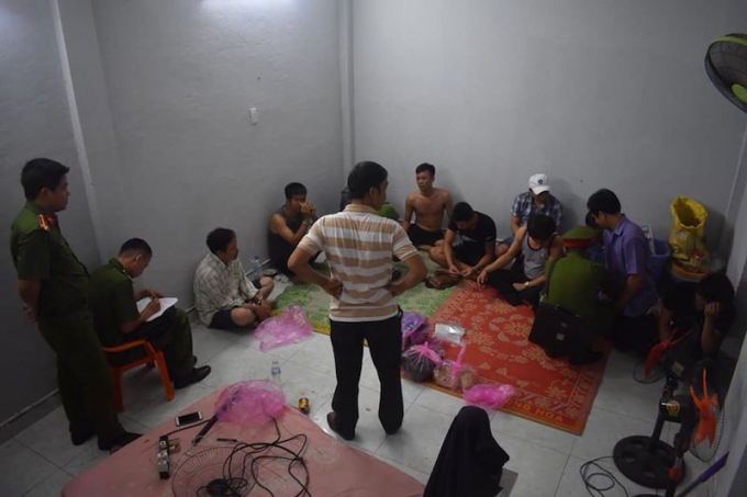 Nhóm người đánh bạc ở huyện Sơn Tây (Quảng Ngãi) bị lực lượng công an phát hiện, bắt giữ. Ảnh: CA.