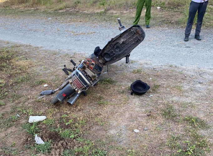 Chiếc xe máy và mũ bảo hiểm có thể là của nạn nhân. Ảnh: H.N.