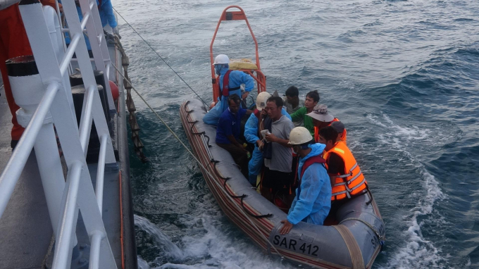 Lực lượng chức năng tiến hành công tác cứu hộ các ngư dân gặp nạn. Ảnh: Danang MRCC.