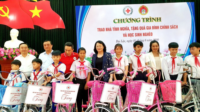 Phó Chủ tịch nước Đặng Thị Ngọc Thịnh trao quà cho học sinh nghèo ở Quảng Nam. Ảnh: L.K.