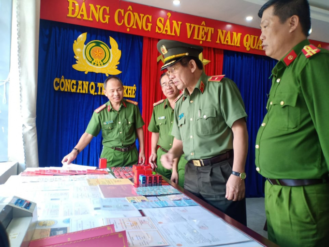 Thiếu tướng Vũ Xuân Viên, Giám đốc Công an TP. Đà Nẵng kiểm tra các giấy tờ, tài liệu bị làm giả. Ảnh: C.Đ.