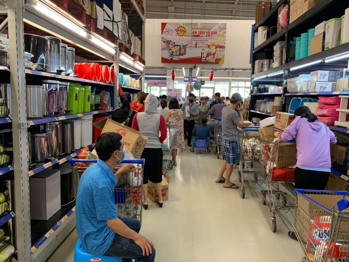 Người dân mua hàng dự trữ tại siêu thị ở TP Đà Nẵng. Ảnh: L.K.