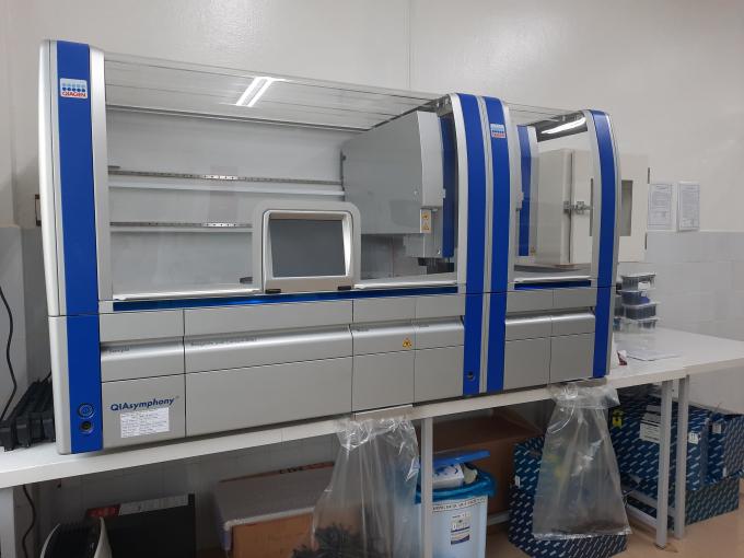 Hệ thống máy xét nghiệm Realtime PCR tự động tại Trung tâm Kiểm soát bệnh tật tỉnh Quảng Nam. Ảnh: L.K.