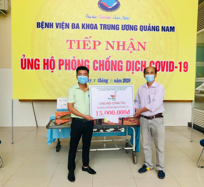 Đại diện Bệnh viện Đa khoa Trung ương Quảng Nam tiếp nhận hỗ trợ của lãnh đạo Chi nhánh Thaibinh Seed tại Quảng Nam. Ảnh: L.K.