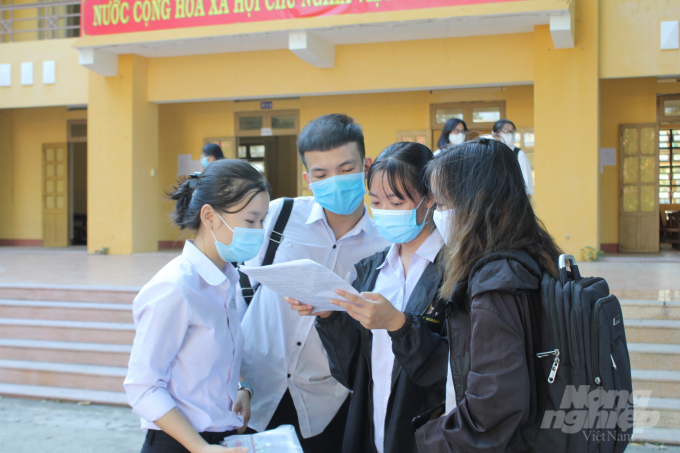 Thí sinh tại điểm thi Trường THPT Trần Cao Vân (Quảng Nam) trao đổi sau buổi thi môn Toán. Ảnh: L.K.