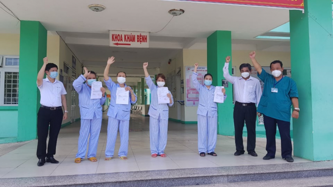 4 bệnh nhân Covid-19 điều trị ở Bệnh viện Phổi Đà Nẵng được xuất viện. Ảnh: H.N.
