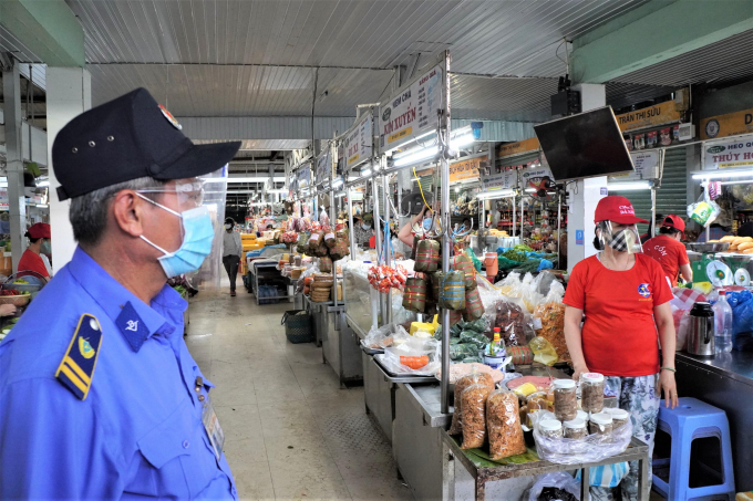 Từ ngày mai, cứ 3 ngày, mỗi gia hộ gia đình ở TP Đà Nẵng mới được đi chợ 1 lần. Ảnh: L.K.