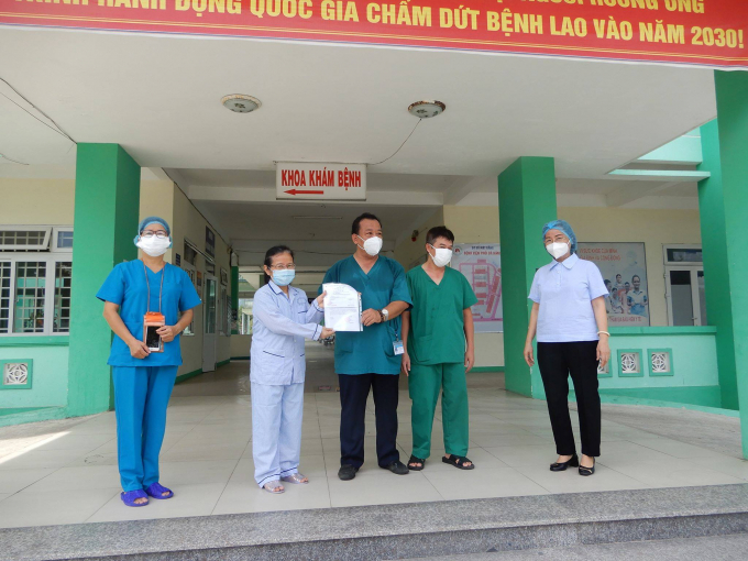 Bệnh nhân 445 nhiễm Covid-19 điều trị ở Bệnh viện Phổi Đà Nẵng được xuất viện trong sáng ngày 12/8. Ảnh: H.H.
