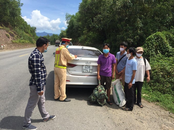 Chiếc xe chở khách trốn khỏi Đà Nẵng bị lực lượng chức năng phát hiện. Ảnh: CA.
