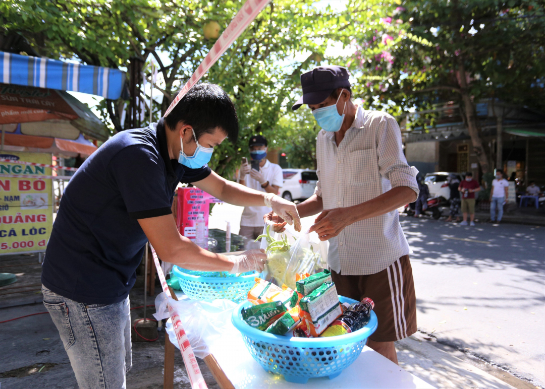 Ông Nguyễn Văn Chung (ở trọ tại quận Cẩm Lệ) cho biết: 'Hai vợ chồng tôi từ Quảng Ngãi ra đây làm lao động thời vụ. Vì mắc dịch nên không có việc gì làm đã gần 1 tháng nay. Không có tiền lại chưa thể về quê nên cuộc sống rất khó khăn. Khi biết có điểm nhận thực phẩm miễn phí này tôi đã  đến xin được hỗ trợ. Ở đây có đầy đủ các nhu yếu phẩm cần thiết cho chúng tôi sống qua ngày, giảm bớt 1 phần khó khăn. Tôi rất vui và cảm kích'. Ảnh: L.K.