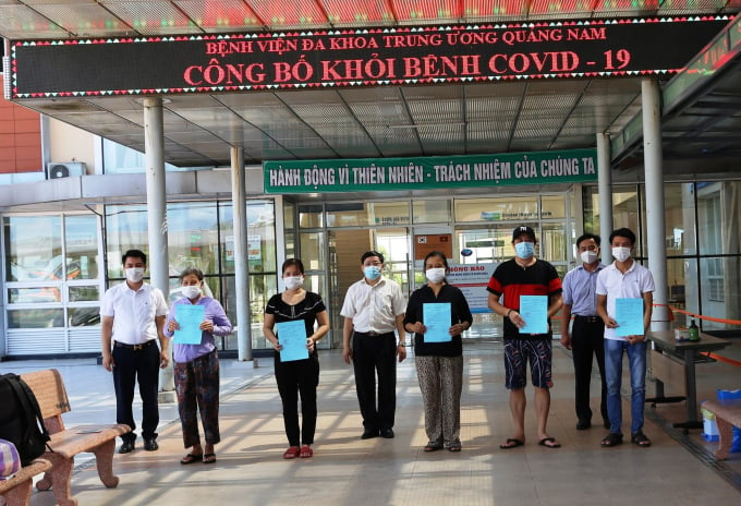 Các bệnh nhân nhiễm Covid-19 ở Quảng Nam được xuất viện trong sáng 18/8. Ảnh: L.K.