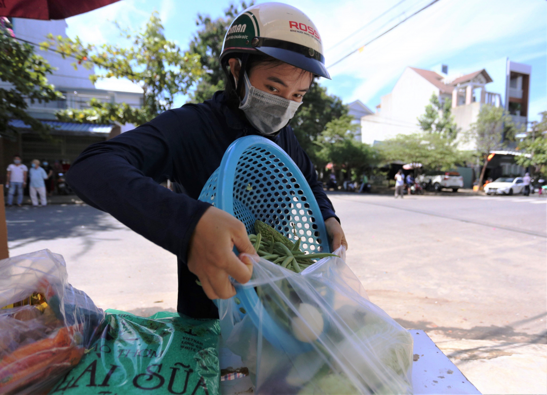 Mỗi người sẽ được nhận 3 rổ thực phẩm, gồm: gạo, mì tôm, trứng gà, rau củ quả các loại, nước mắm, xì dầu, dầu ăn, mì chính... Thực phẩm đủ dùng trong 1 tuần. Nếu hết, người dân có thể quay lại để nhận thêm. Ảnh: L.K.