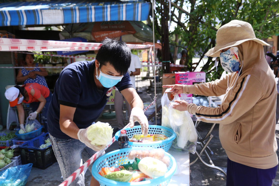 Tính đến thời điểm hiện tại, sau 4 ngày mở cửa, 'Siêu thị' này đã cung cấp thực phẩm miễn phí cho hơn 100 người. Ảnh: L.K.