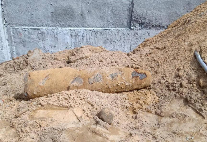 Quả bom được người dân Quảng Nam phát hiện khi đang đào móng nhà. Ảnh: CTV.