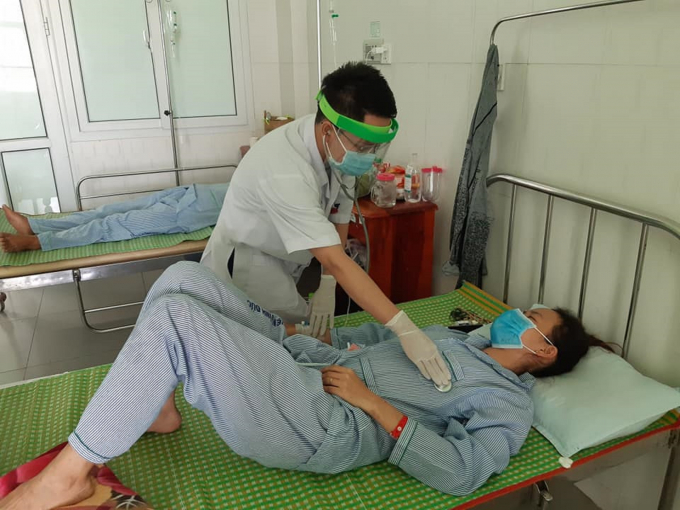 Các bệnh nhân có triệu chứng ngộ độc sau khi ăn pate Minh Chay đang được điều trị ở Bệnh viện Đa khoa Vĩnh Đức. Ảnh: BV.