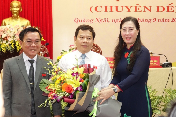 Ông Đặng Văn Minh (ở giữa) được bầu giữ chức Chủ tịch UBND tỉnh Quảng Ngãi nhiệm kỳ 2026-2020. Ảnh: Q.T.
