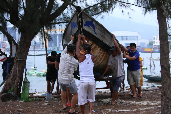 Người dân TP Đà Nẵng đưa thuyền bè lên bờ để tránh bão. Ảnh: L.K.