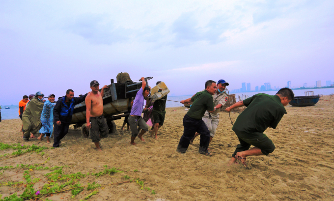Lực lượng chức năng TP Đà Nẵng hỗ trợ ngư dân chống bão. Ảnh: L.K.