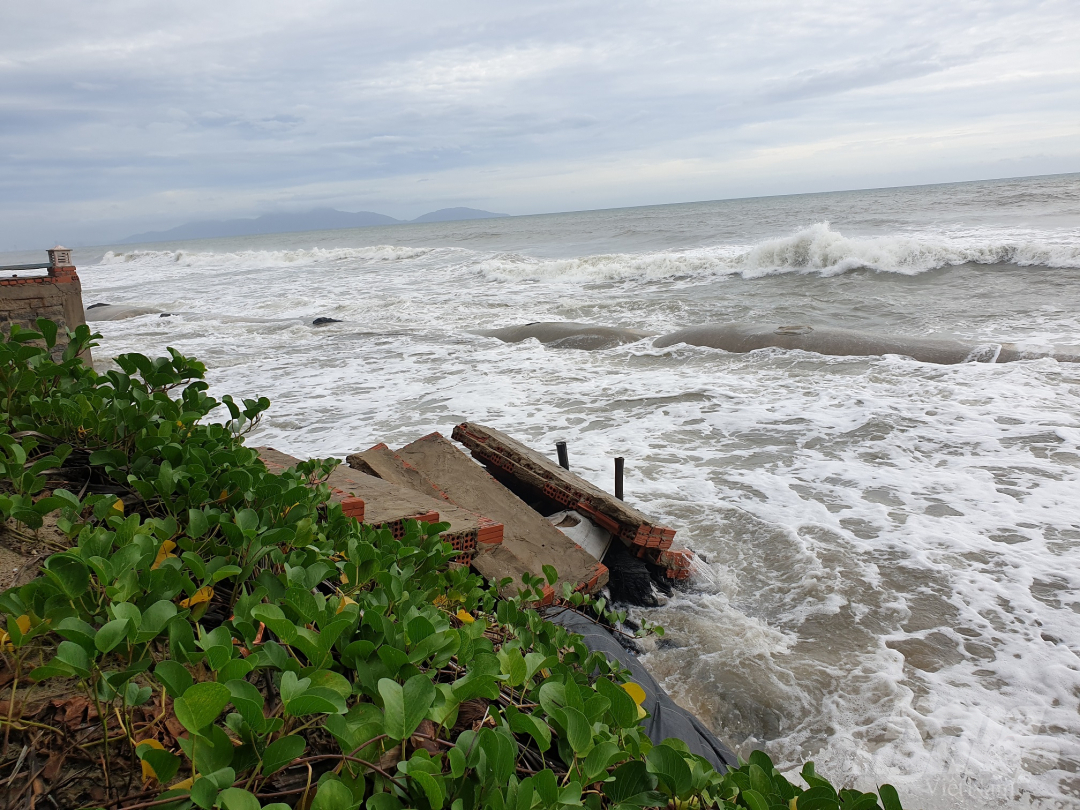 Sóng biển vào sát đến bờ đã phá hoại nhiều công trình ở biển Cửa Đại. Ảnh: L.K.