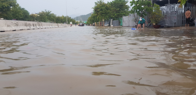 Các tuyến đường lớn trên địa bàn TP Đà Nẵng bị ngập cục bộ sau trận mưa lớn từ tối qua (17/8). Ảnh: L.K.