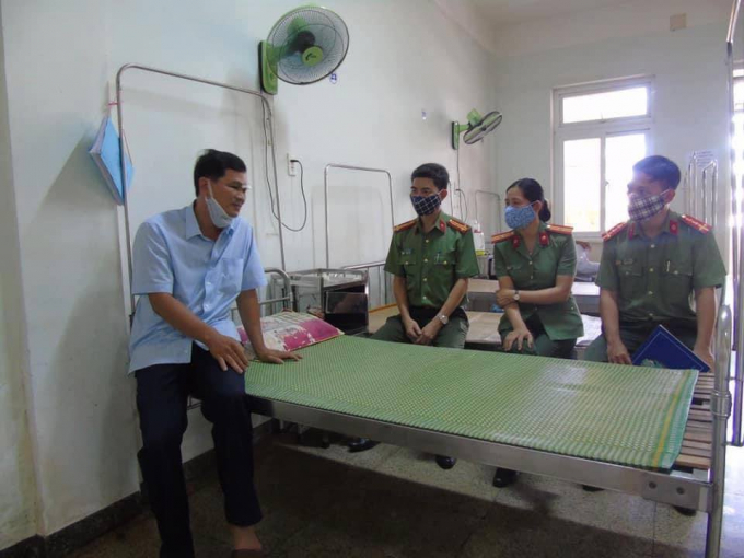 Đoàn thanh niên Công an tỉnh Quảng Ngãi đến thăm hỏi Đại Úy Lê Hồng Văn bị thương trong lúc làm nhiệm vụ. Ảnh: CA.